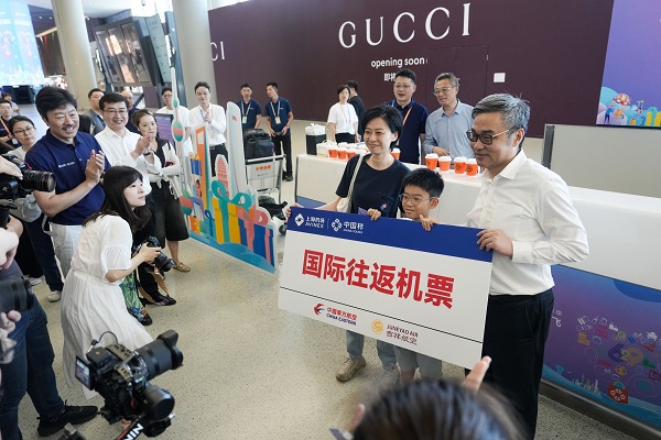 配资网站推荐 让暑运“样YOUNG精采满载而飞”，上海机场举行第二届品牌日暨暑促嘉年华